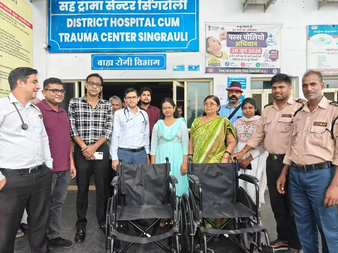 Singrauli News: डॉ. दीपिता वैश्य के जन्मदिन पर जिला अस्पताल को भेंट की गईं दो व्हीलचेयर